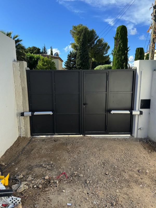 Motorisation d’un portail battant chez un particulier à Marseille 
