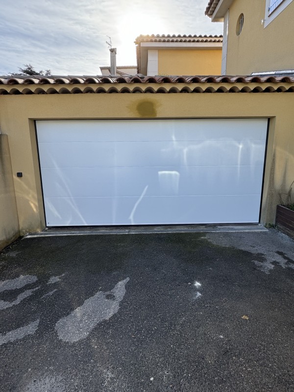 Changement d’une porte de garage + motorisation  chez un particulier à Marseille . 