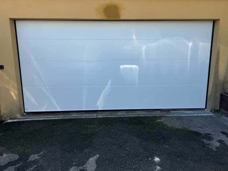 Changement d’une porte de garage + motorisation  chez un particulier à Marseille . 