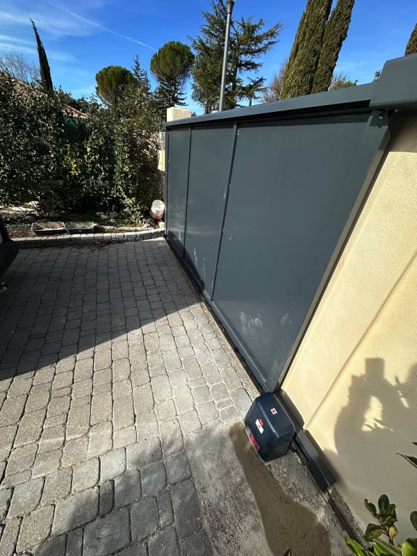 Motorisation d’un portail coulissant  manuel en  automatique chez un particulier à Calas