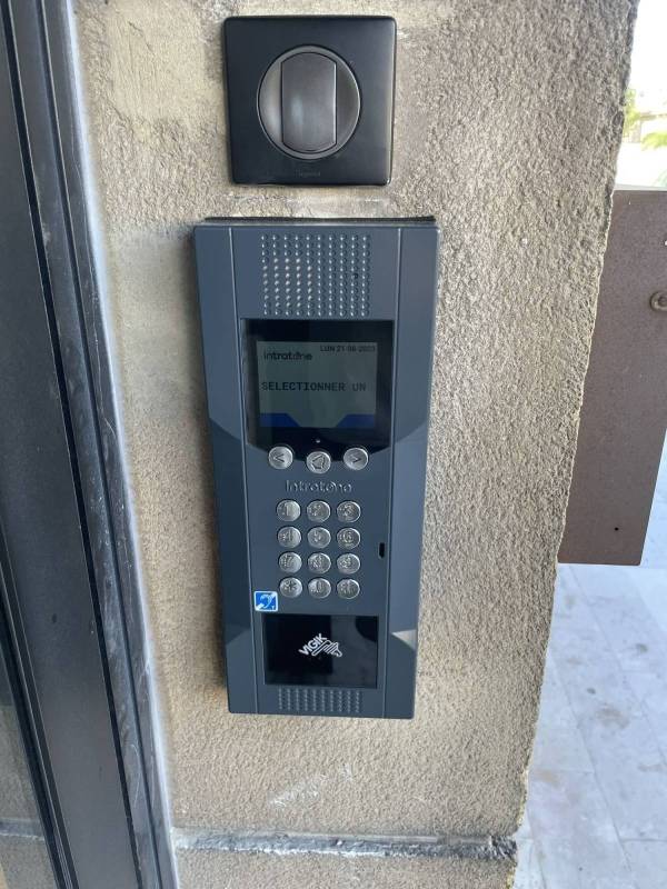 Allier sécurité  et praticité grâce à une pose de platine intratone GSM installée pour une copropriété à Saint Chamas ?