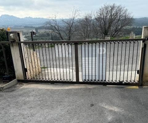 Modernisez votre accès avec un clavier à code avancé aux Baux de Provence